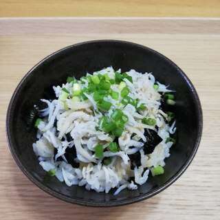 超簡単！ごま油風味のしらす丼♪